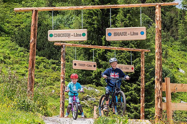 Kinder biken im Ennstal